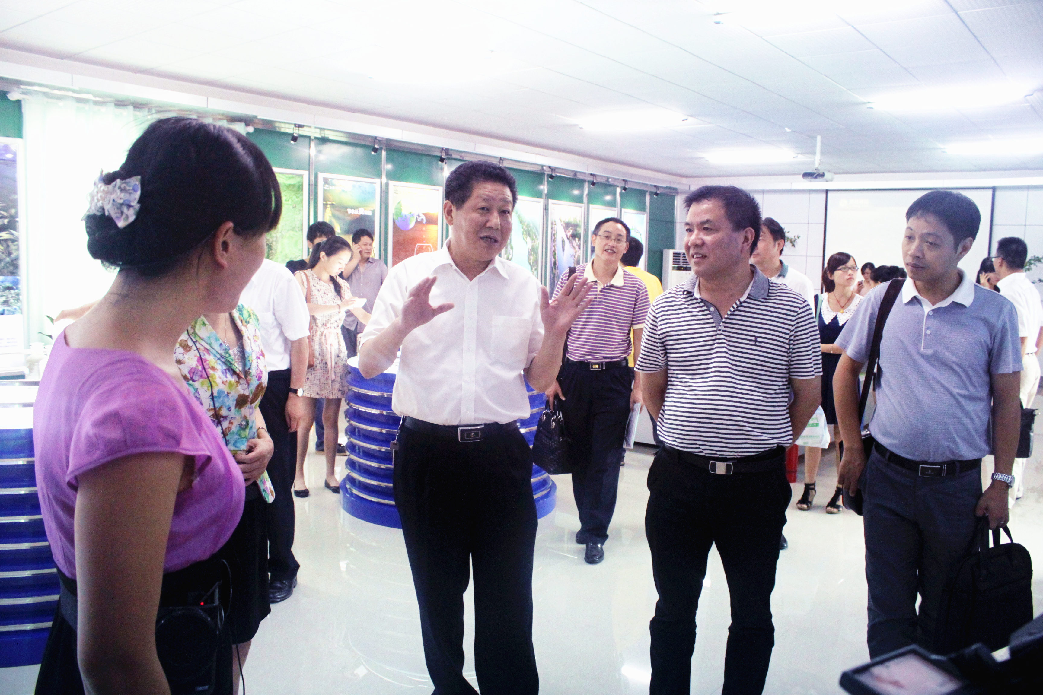 2012年8月，省委宣传部纪检组长肖君华在时任市委常委，宣传部部长钱德喜的带领下莅临开云网页版视察.JPG