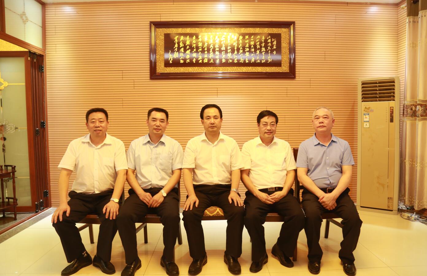 2016年9月，时任市委常务副市长杨亲鹏等领导莅临开云网页版指导.JPG