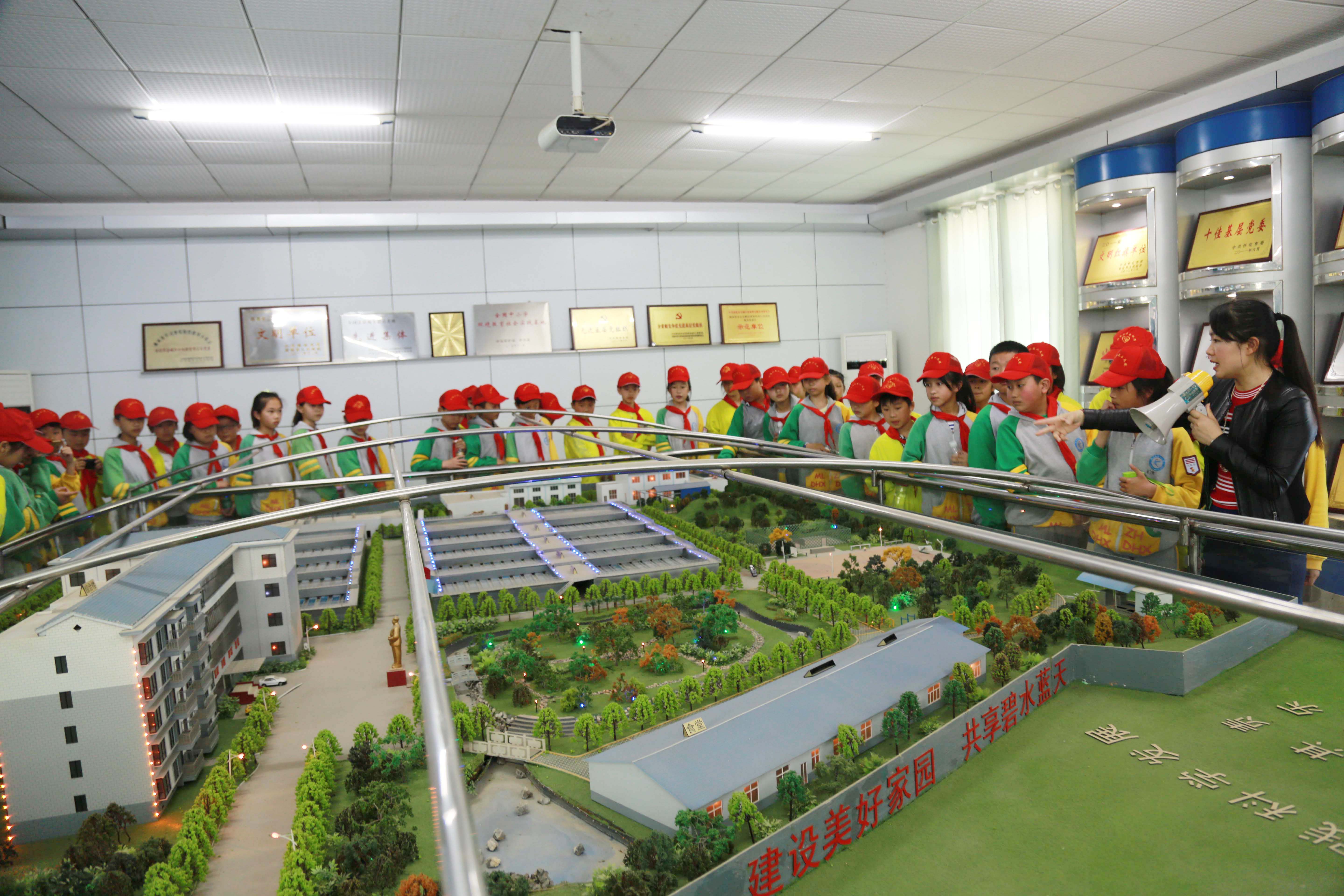 城管进校园 宏宇小学参观市污水处理有限开云网页版.jpg